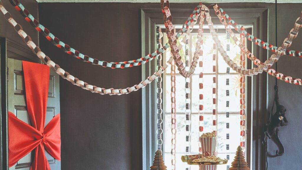 This update turns the humble paper chain into elevated Christmas decor
