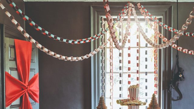 This update turns the humble paper chain into elevated Christmas decor