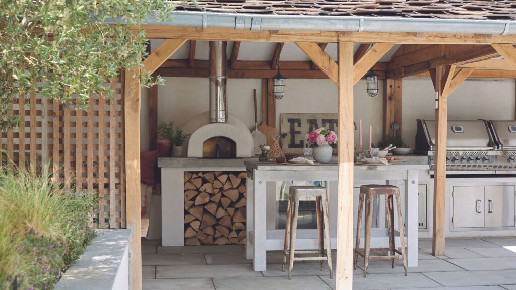 How to host outdoors when it’s raining – 5 foolproof ways