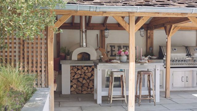 How to host outdoors when it’s raining – 5 foolproof ways