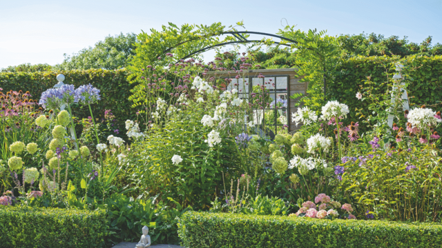 4 romantic flowers I spotted at Taylor Swift’s engagement