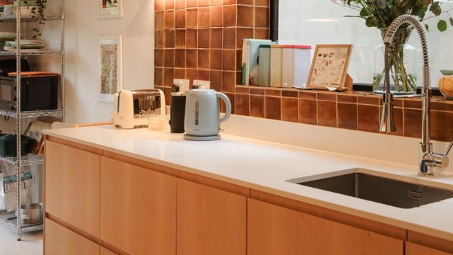 Take inspiration from this warm minimalism kitchen scheme