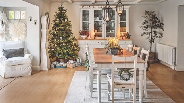 People are using bottles of prosecco to store Christmas lights