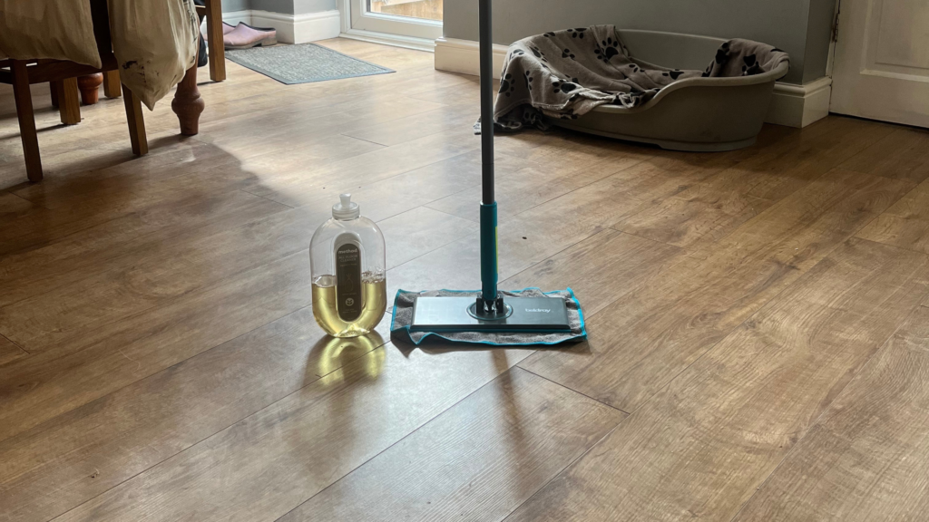 This Beldray Clip-to-grip mop cleaned my floors fast