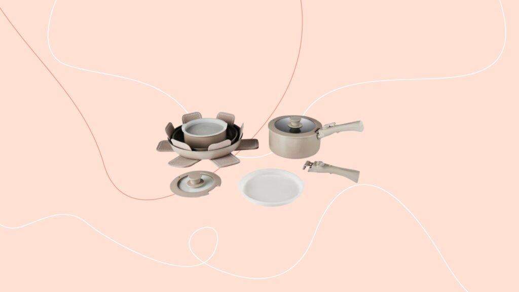 This detachable handle pan set is ideal for cosy kitchens