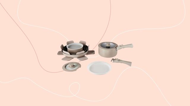 This detachable handle pan set is ideal for cosy kitchens