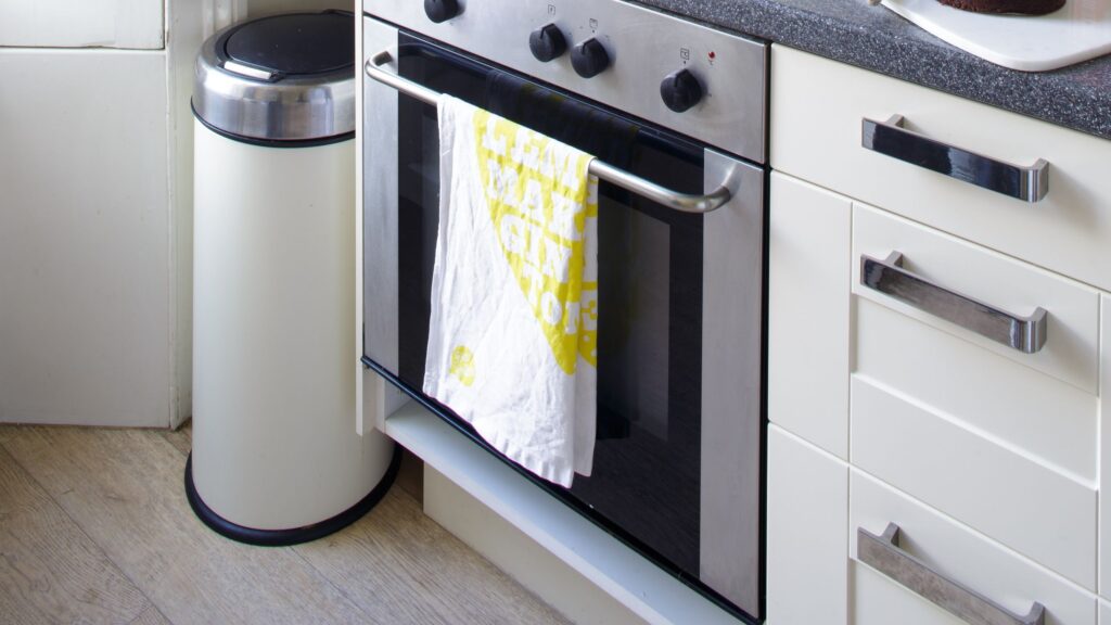 This tiny, countertop bin can hold up to 20 litres of waste