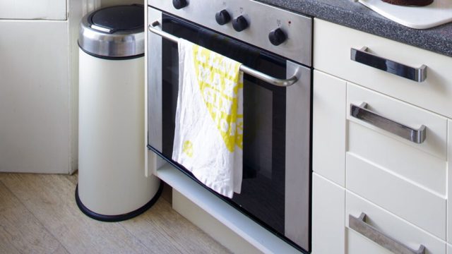This tiny, countertop bin can hold up to 20 litres of waste