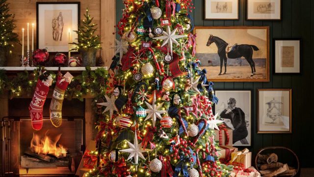 Photo frame Christmas tree ornaments are everywhere