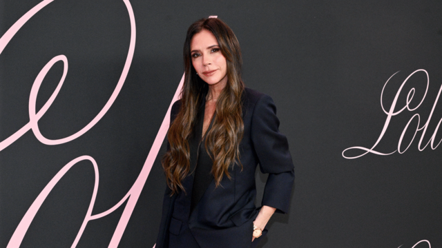 Victoria Beckham’s Christmas tree nails minimalux design