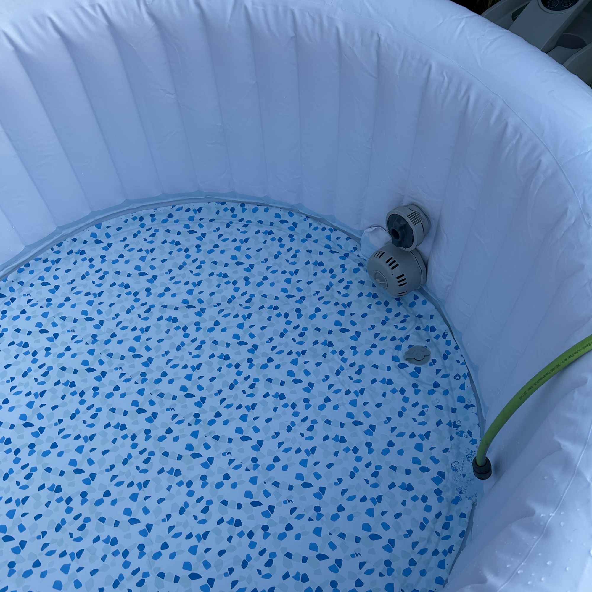 Lay-Z-Spa Miami AirJet - filling with water