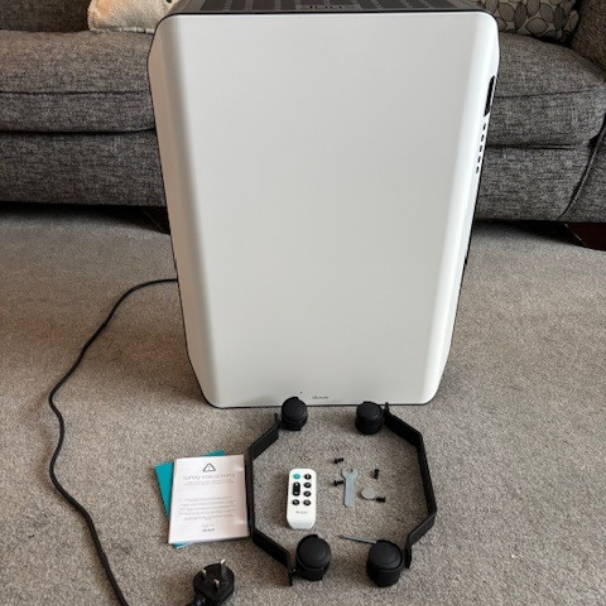 Flatlay of Duux Edge Oil Filled Radiator 2000W and included parts