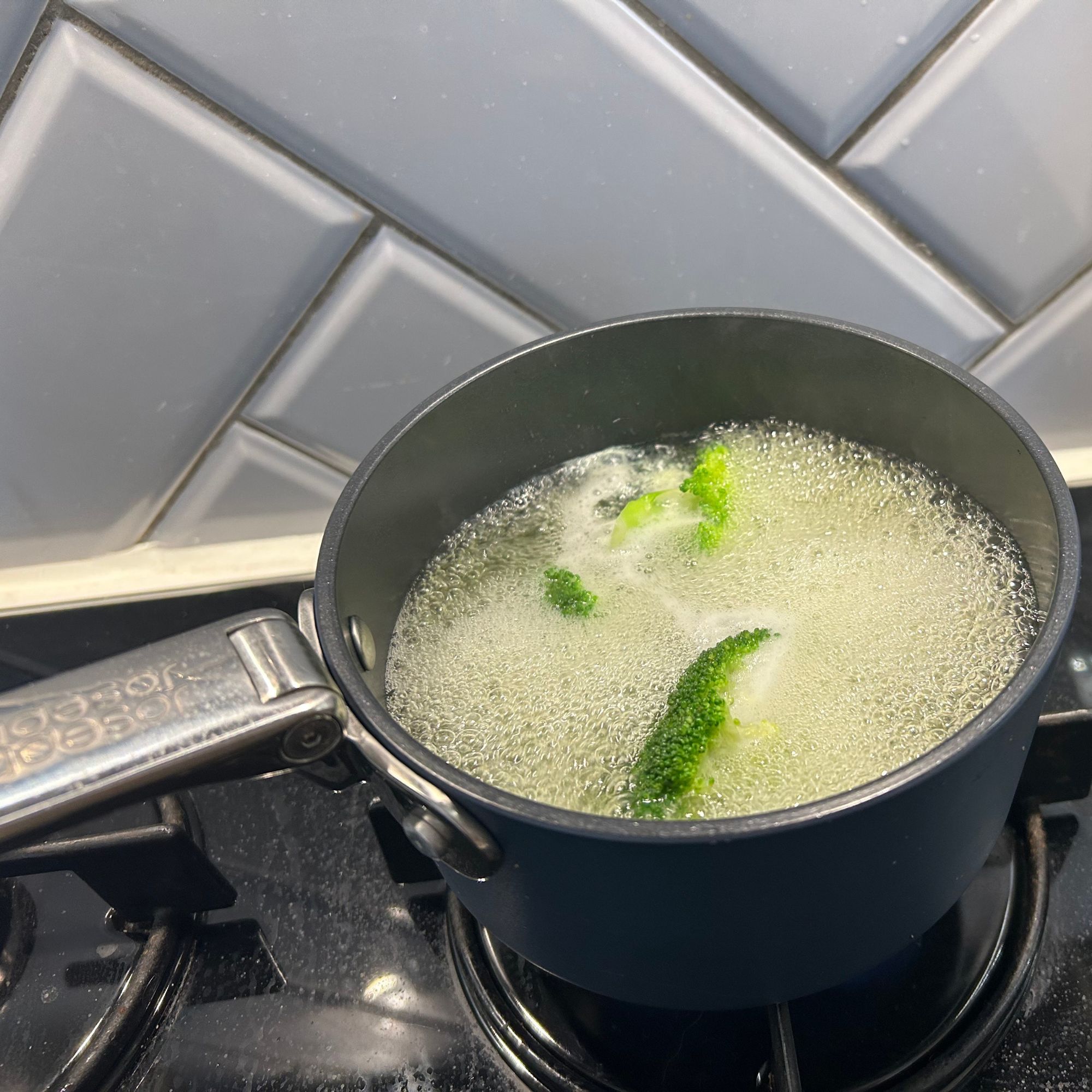 JosephJoseph pan cooking broccoli