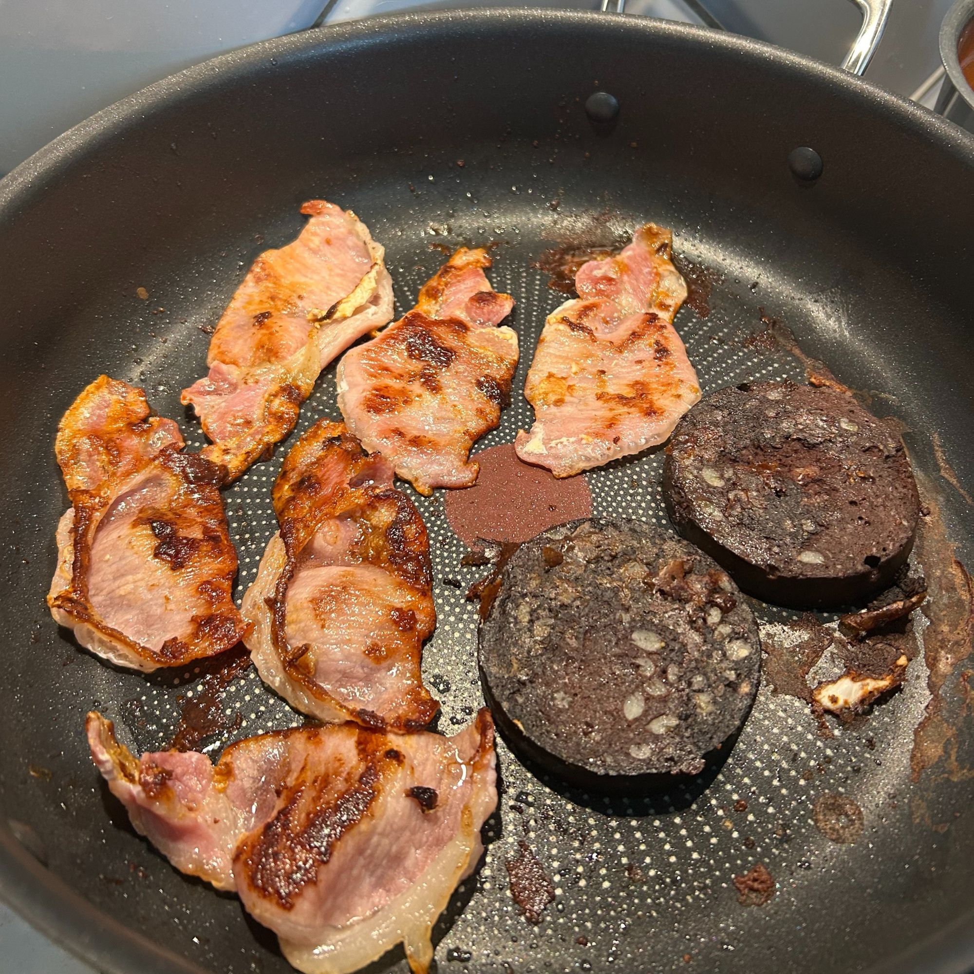 Jamie Oliver by Tefal Cook's Classics H9129943 30cm All in One Pan - cooking bacon and black pudding