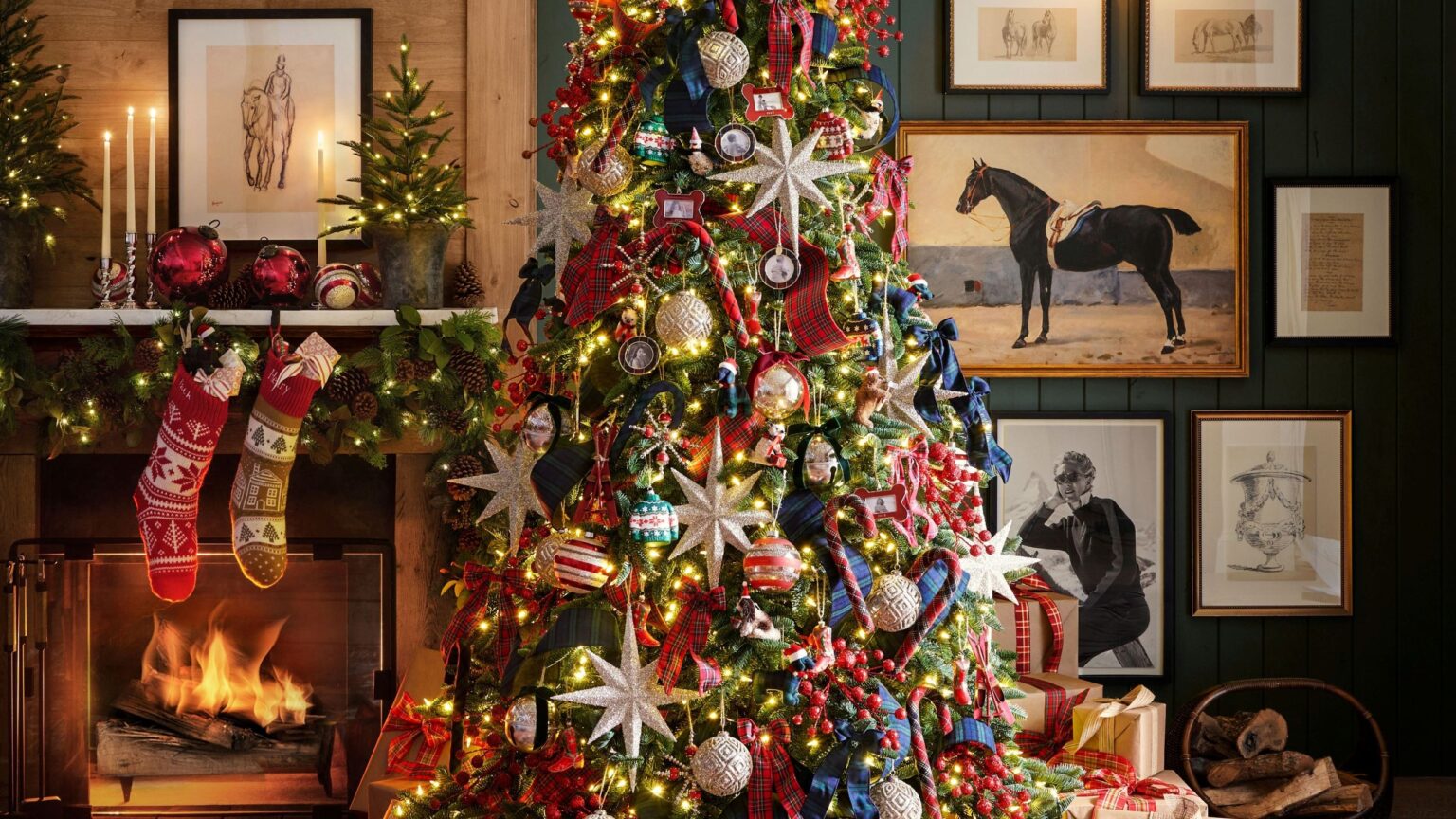 Photo frame Christmas tree ornaments are everywhere