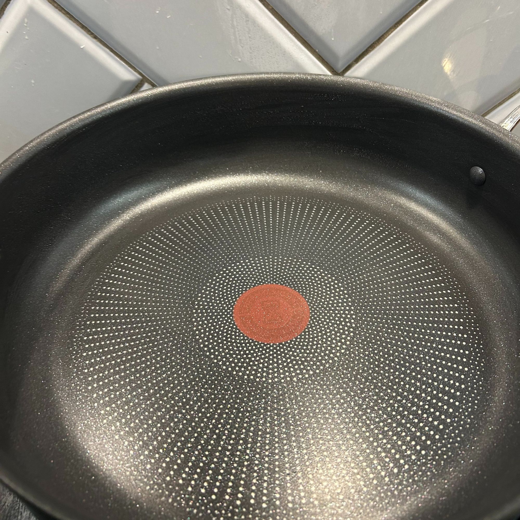 Jamie Oliver by Tefal Cook's Classics H9129943 30cm All in One Pan - Thermo-Signal™ technology in middle of pan, close up