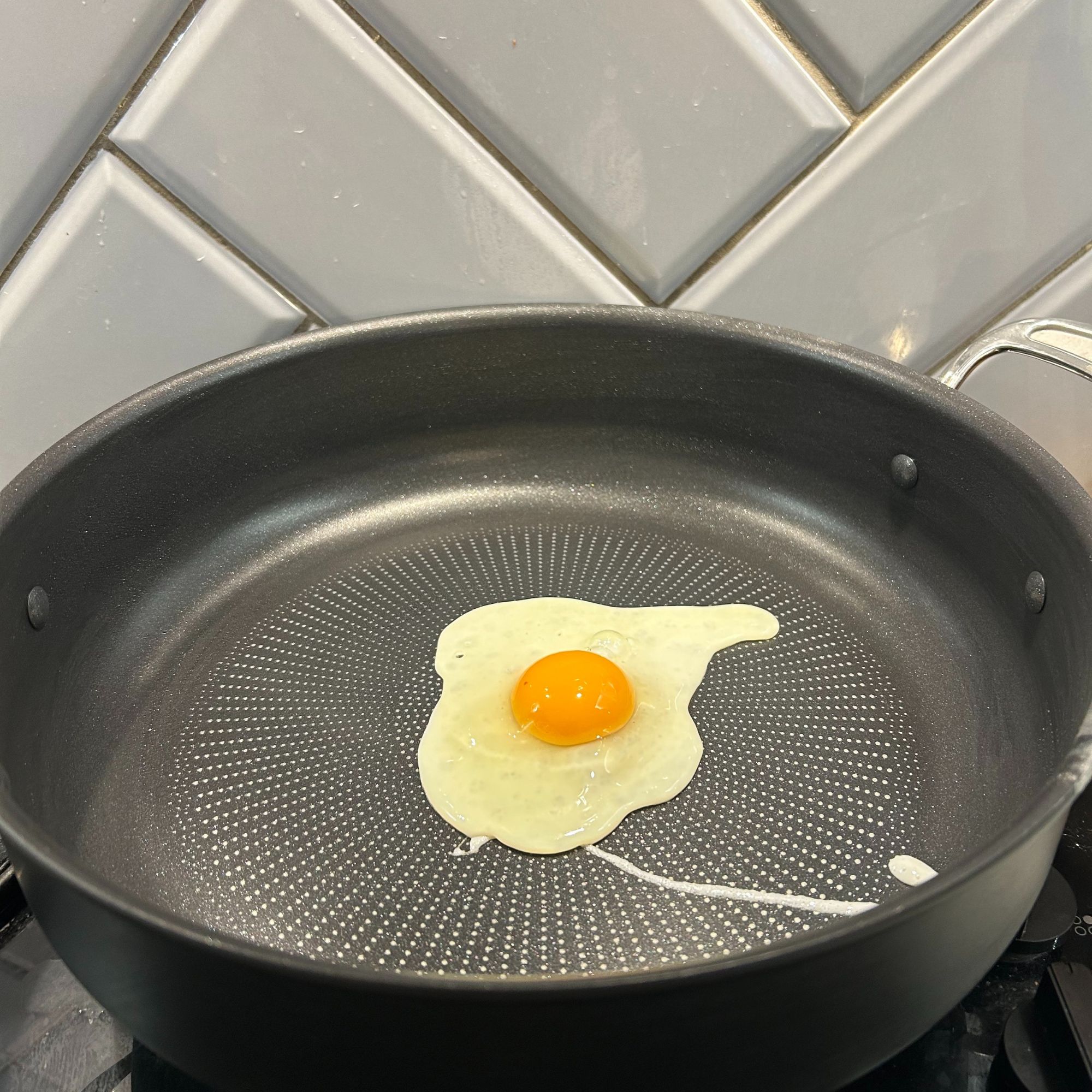 Jamie Oliver by Tefal Cook's Classics H9129943 30cm All in One Pan - cooking eggs