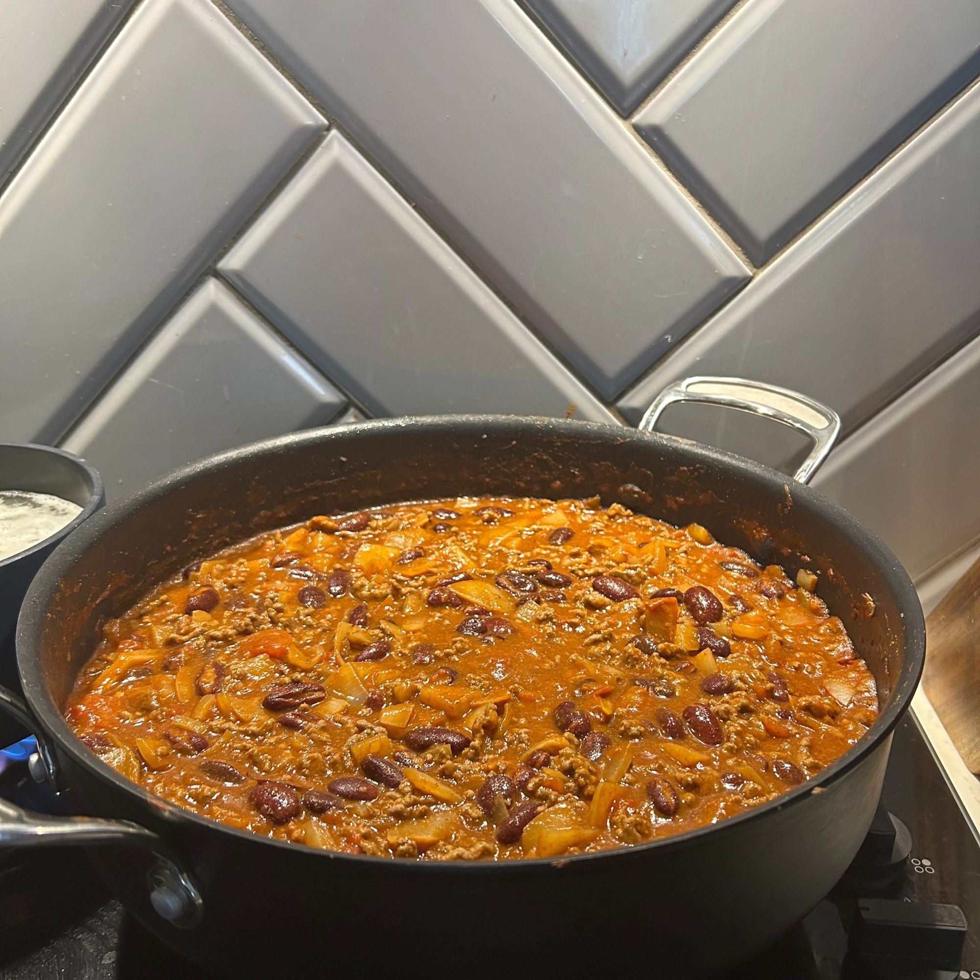 Jamie Oliver by Tefal Cook's Classics H9129943 30cm All in One Pan - cooking chilli