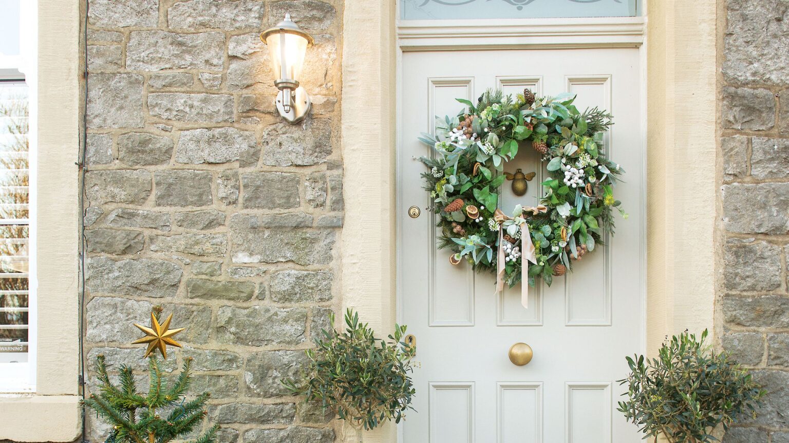 The invisible trick for hanging a wreath on a wooden door