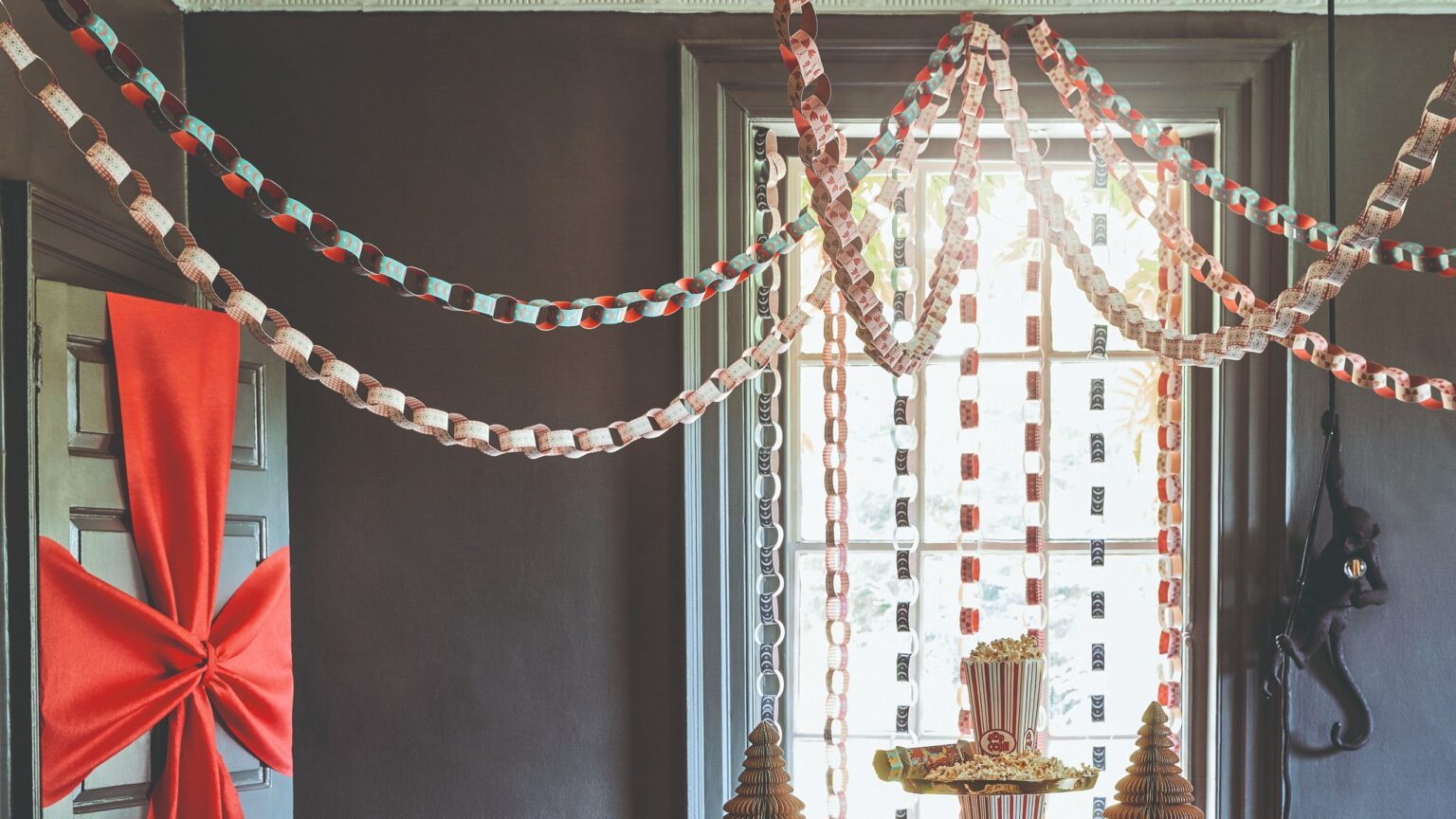 This update turns the humble paper chain into elevated Christmas decor