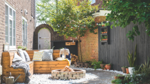 How to clean algae off a fence with white vinegar in 3 steps