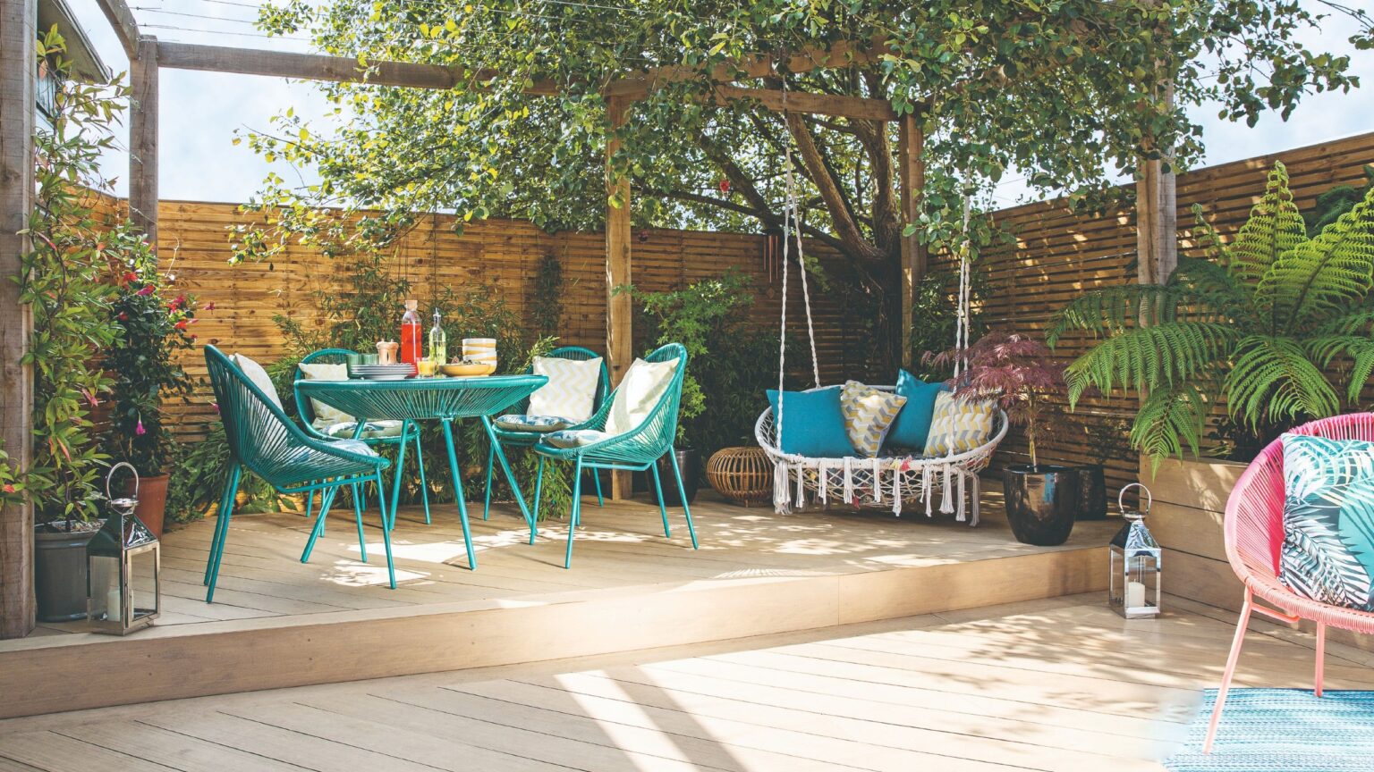 How to arrange garden furniture to feel inviting like a pro