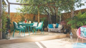 How to arrange garden furniture to feel inviting like a pro