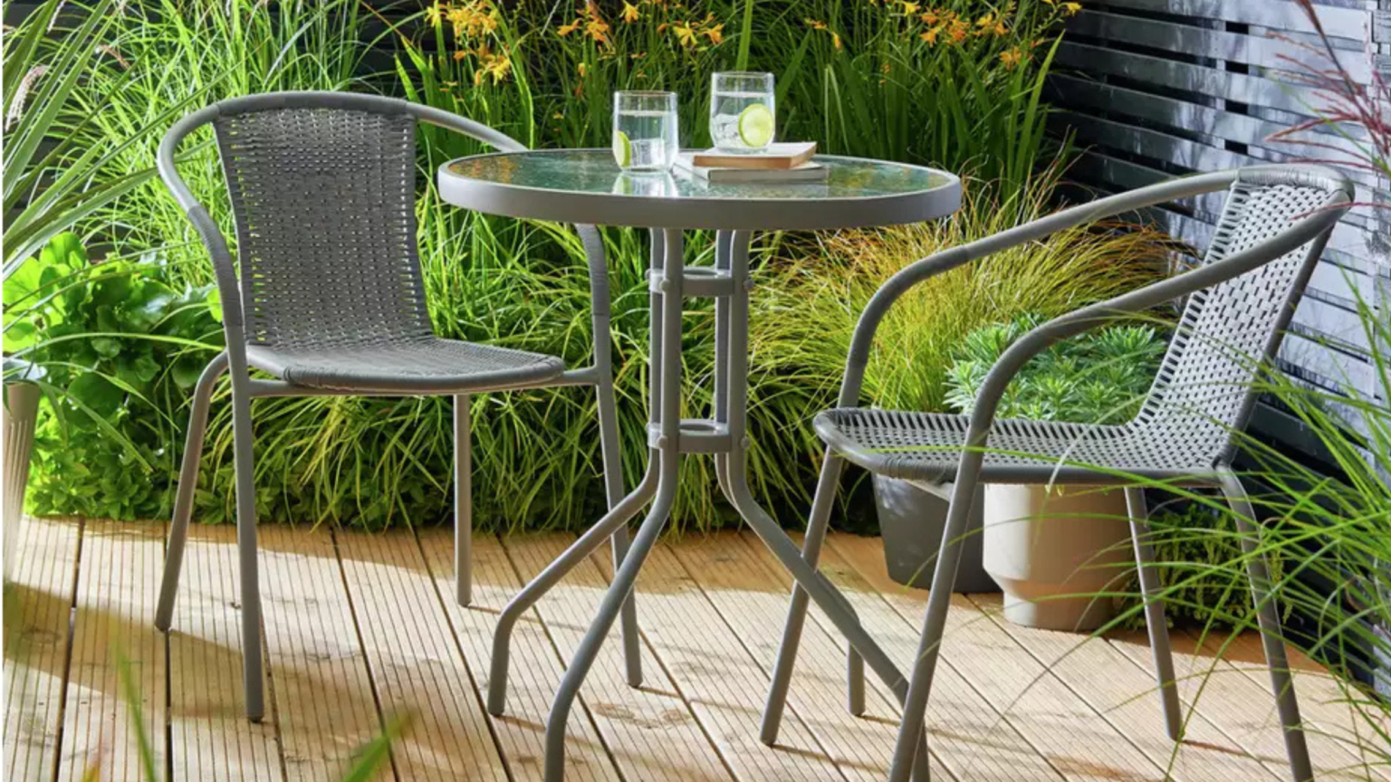 This Argos Home bistro set has over 3,000 glowing reviews